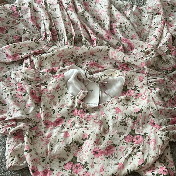 Ruby sees floral open back dress - Picture 1 of 1